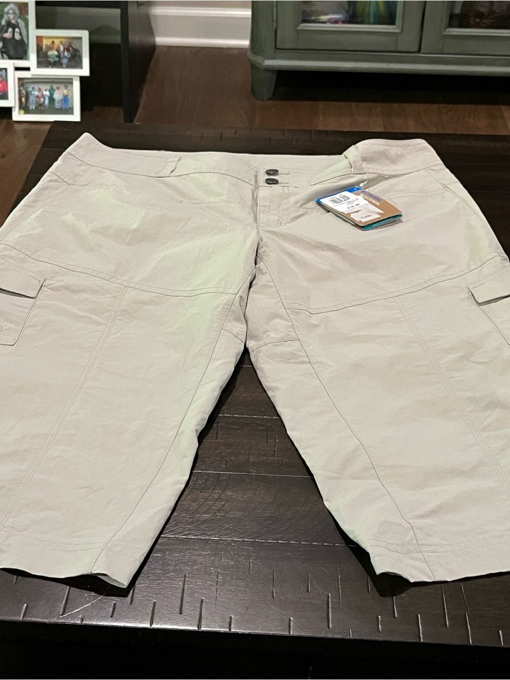 Columbia brand Coral Compass cargo knee pants. Size 14 new!
